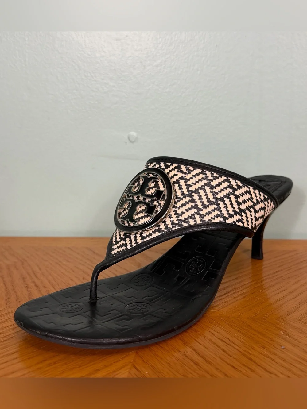 Tory Burch Fete Woven Raffia Logo Detail Thong Sandal Kitten Heel Black White